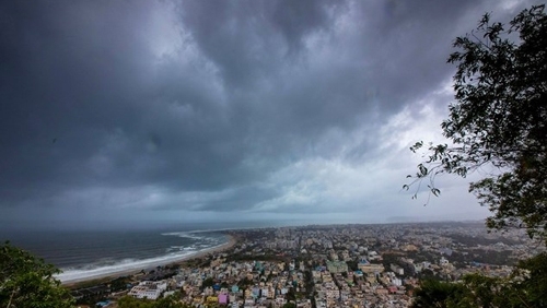 Циклонът Фани достигна до източния бряг на Индия като буря