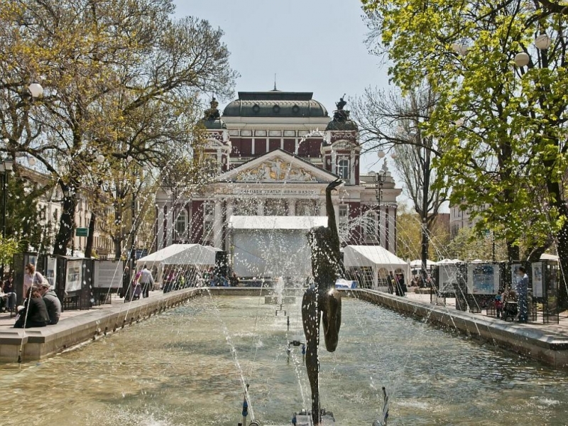 Пиян дванайсетокласник събори скулптурата на балерината пред Народния театър Иван