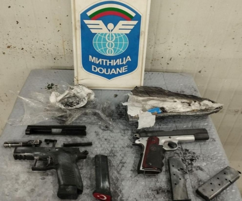 Откриха два бойни пистолета при проверка на товарен автомобил съобщиха