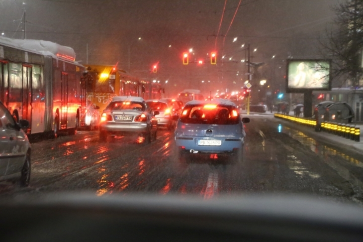 Пътните настилки в страната са предимно сухи по усойните места