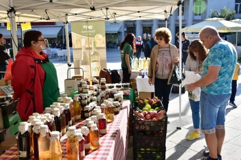 Третото издание на Фермерския пазар във Враца започна На щандовете