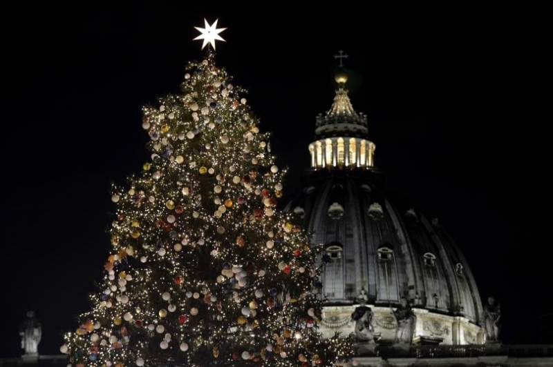 Коледното настроение обзе Ватикана. На площад "Свети Петър" беше поставена