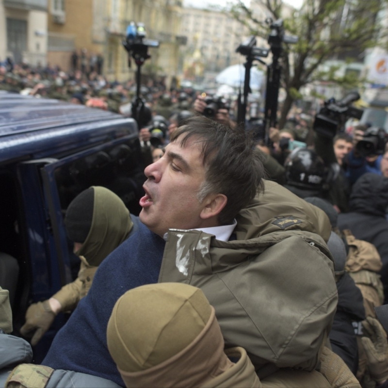 Украински привърженици на бившия грузински президент Михаил Саакашвили го освободиха