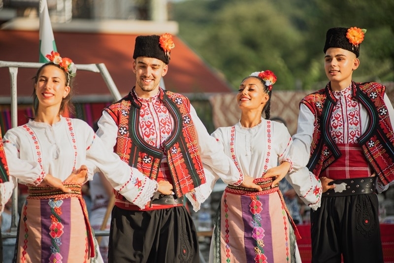 Над 400 самодейци певци танцьори и инструменталисти от различни