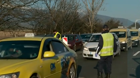 Сериозен наплив от автомобили и тази сутрин на изхода на