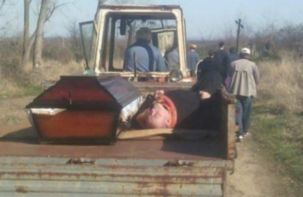 Снимка от погребение в сръбското село Друговац община Смедерево буквално