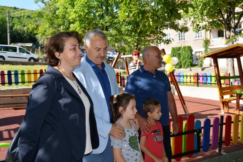 Днес бе официално открита модерна площадка за игра в монтанското