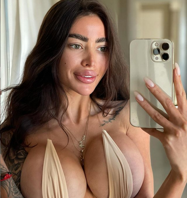 Украинският модел Алена Омович която преди време се похвали със