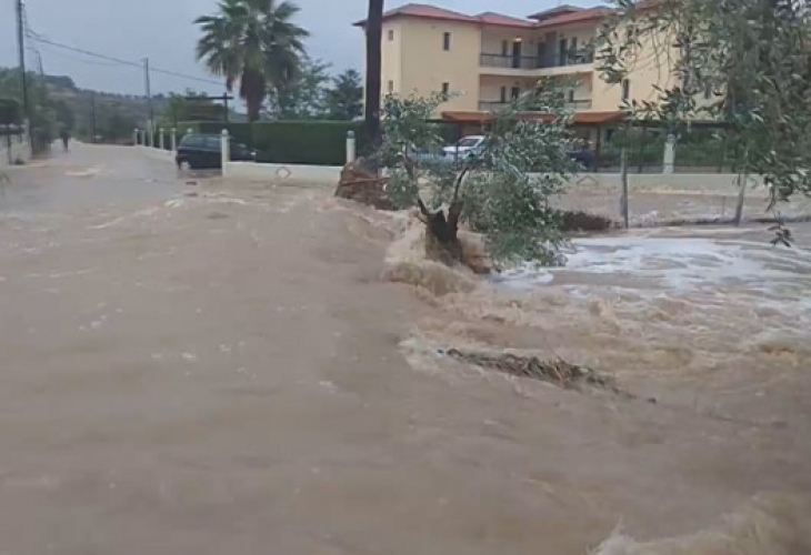 Тежка остава обстановката и в съседна Гърция където циклонът Нефели