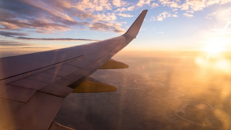 Малък двумоторен самолет L 410 с 13 души на борда е