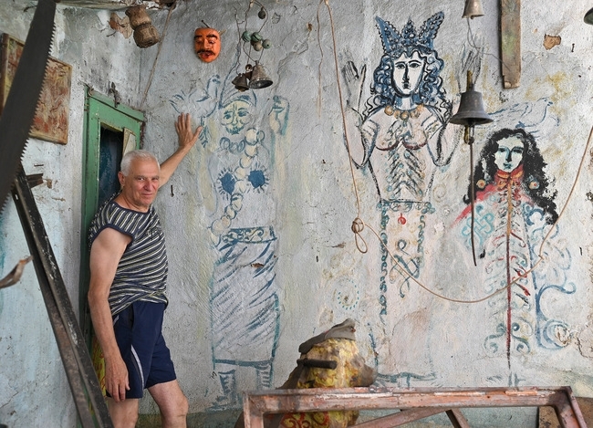 Повече от половин век 73 годишният художник от Вършец Мариян Марков