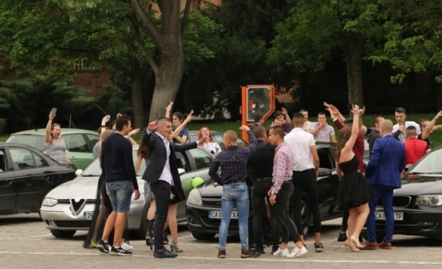 Въпреки извънредната епидемична обстановка няколко класа абитуриенти за пореден си
