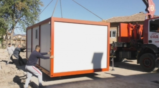 Започна разполагането на жилищни фургони в най тежко пострадалите от наводнението