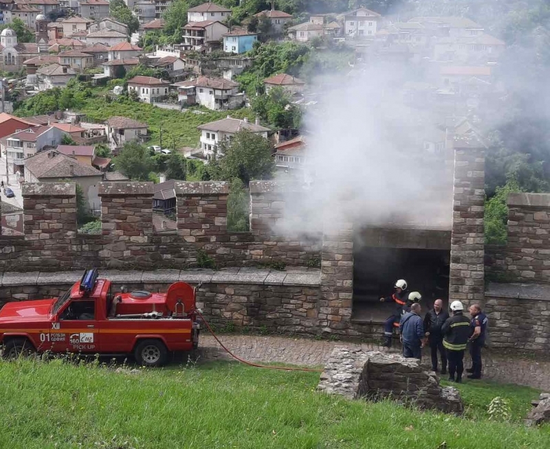 Дим от крепостта Царевец вдигна на крак пожарната във Велико