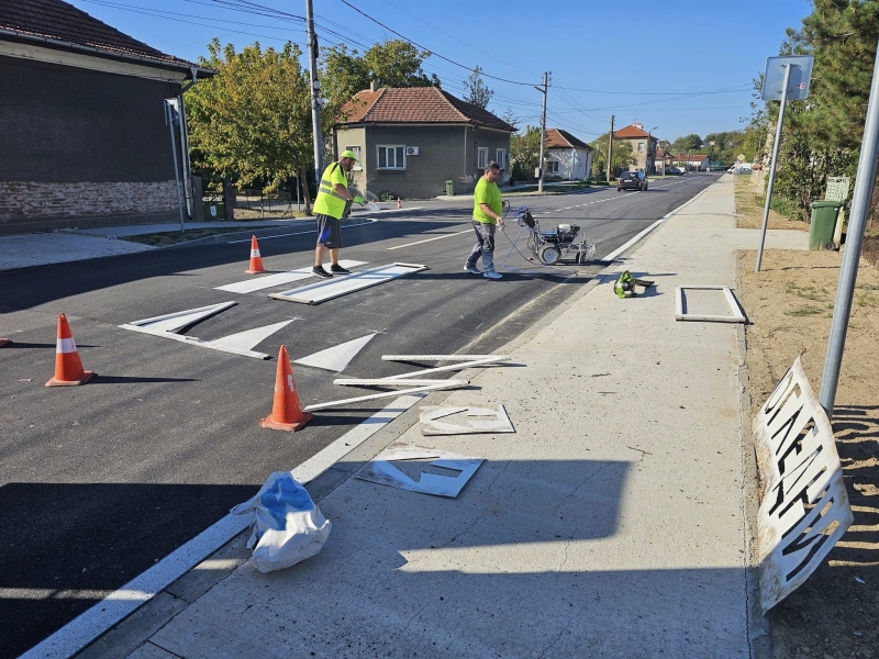 Полагане на маркировка ограничи движението по улица в Мизия съобщиха