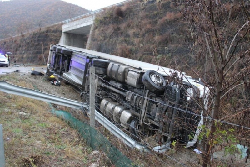 ТИР се обърна тази нощ между Благоевград и Симитли Водачът е