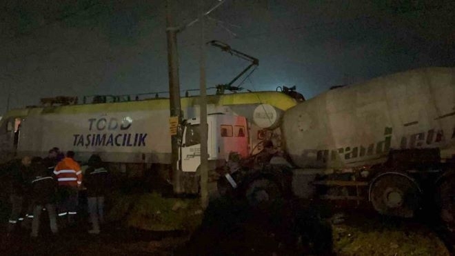 Камион бетонобъркачка се е сблъскал с нощния пътническия влак  пътуващ снощи от Истанбул за