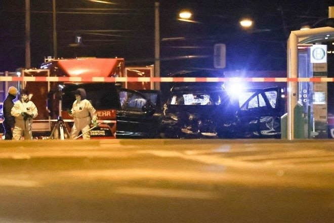 Най малко двама души едно дете и един възрастен