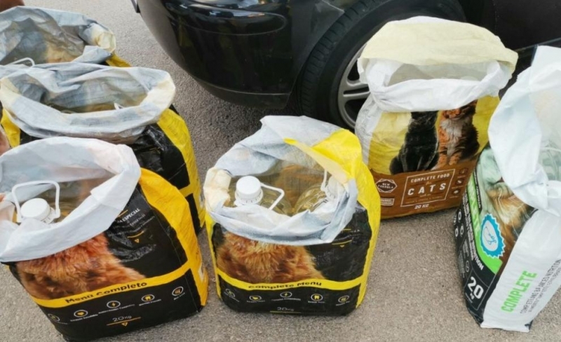 Митнически служители откриха 120 литра спирт укрити в пакети от храна за