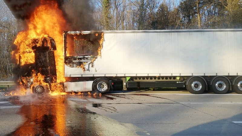 Осем товарни автомобила изгоряха при голям пожар около 2 30 ч