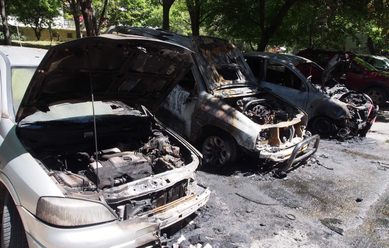 Три леки автомобила изгоряха пред блок на варненската улица Роза Запалената