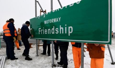 Договорът за поставяне на скулптура на Майка Тереза в Скопие