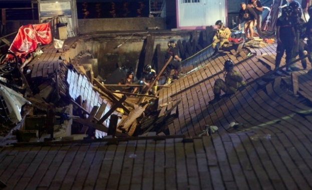 Най малко 266 души потърсиха лекарска помощ след като дървена платформа