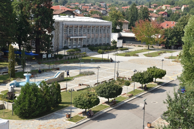 В сградата на Общинска администрация – Берковица партер срещу