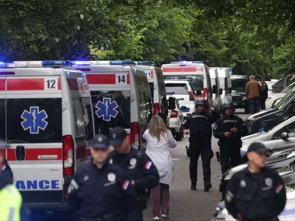 В училището Владислав Рибникар в Белград където преди около два