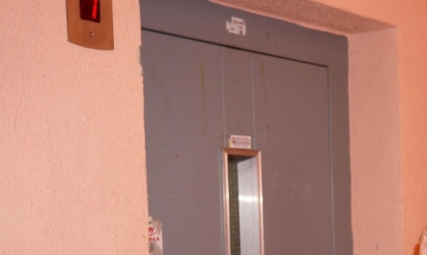 Три деца са извадени от заседнал асансьор в жилищен блок