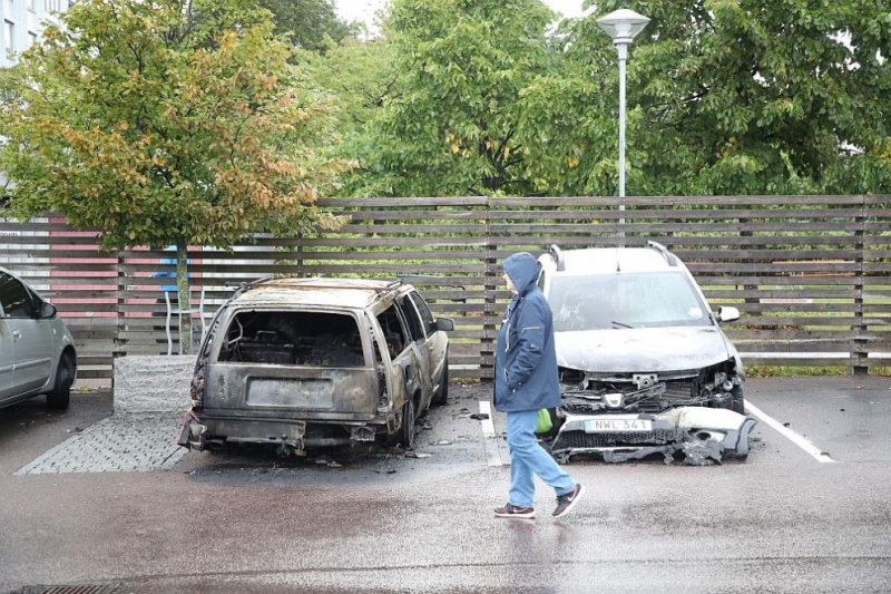 Най малко 80 коли са опожарени през последните два дни в западните шведски