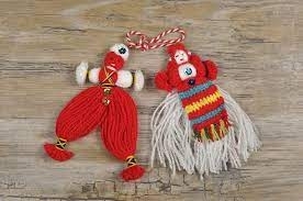 Деца продават собственоръчно изработени мартеници за да помогнат на новородените