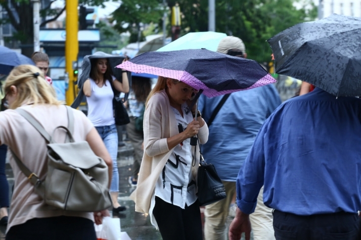 Днес над източната половина от страната а по късно през деня