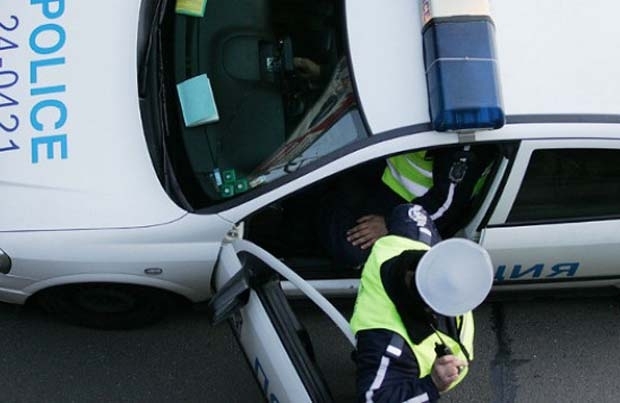 Общо 1 800 кг нарязан тютюн и 21 литра високоградусов алкохол