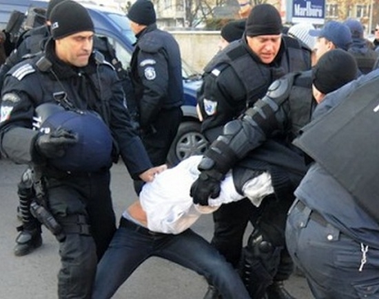Полицаи са хванали двама младежи с канабис във Враца съобщиха