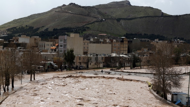 Най малко 70 души са загинали при наводнение в Иран предаде