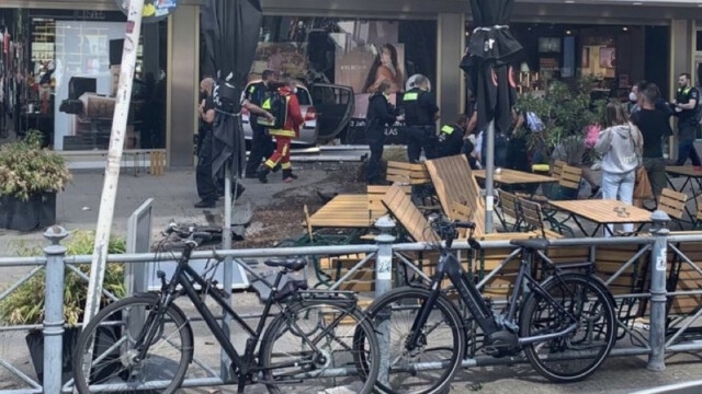 Кола се вряза в тълпа от хора в Берлин предадоха