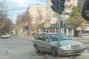 Мъж се вряза в светофар на злополучно кръстовище в Кючука