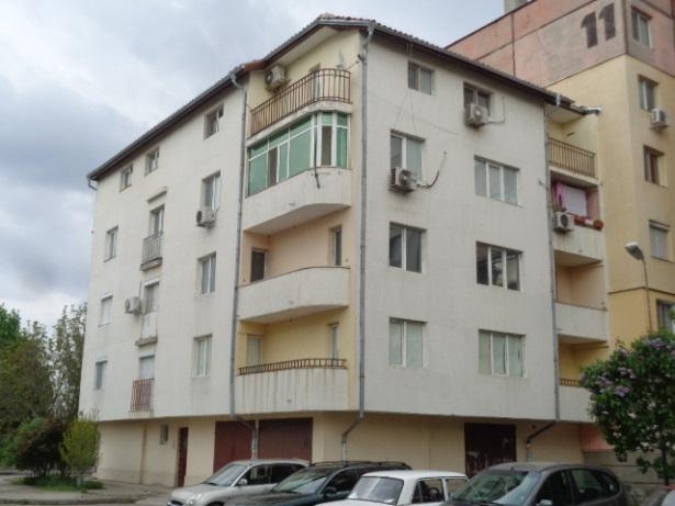 Частен съдебен изпълнител е обявил за публична продан тристаен апартамент