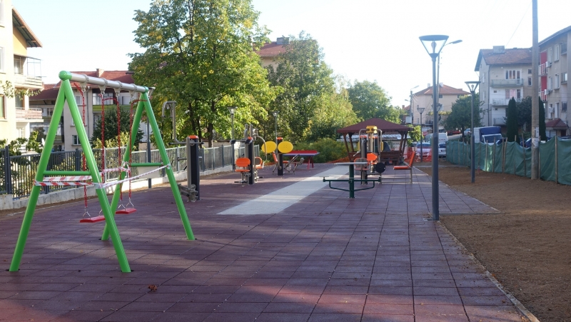 Продължават дейностите по подобряването на градската среда и инфраструктурата в