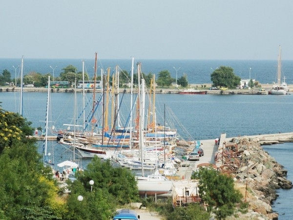 Абу Даби обмисля да купи летище пристанище и земи в