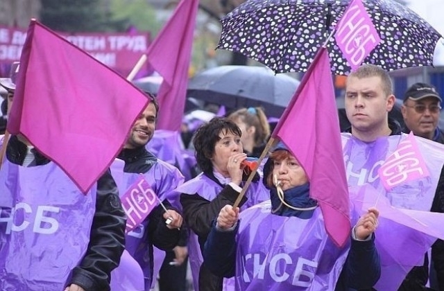 Работници излизат на протест под знамената на КНСБ с искане