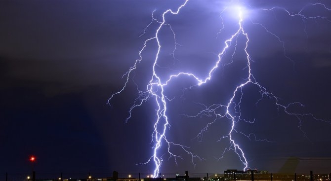 Самолет на авиокомпания Уизеър летящ по маршрута Кутаиси Грузия