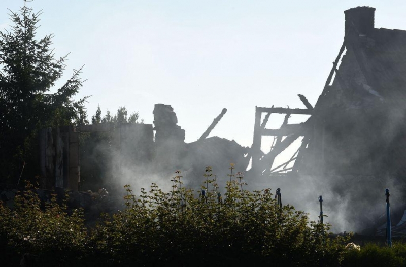 Трима души загинаха при мощна експлозия рано сутринта която почти разруши жилищен