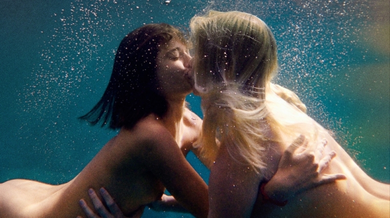 Диви млади и голи с тези думи лондонската фотографка