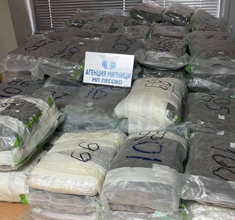 115 вакуумирани пакета с близо 78 кг марихуана задържаха митническите