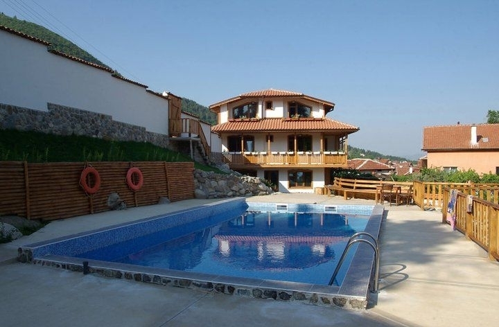 Частен съдебен изпълнител е обявил за продажба имот с басейн