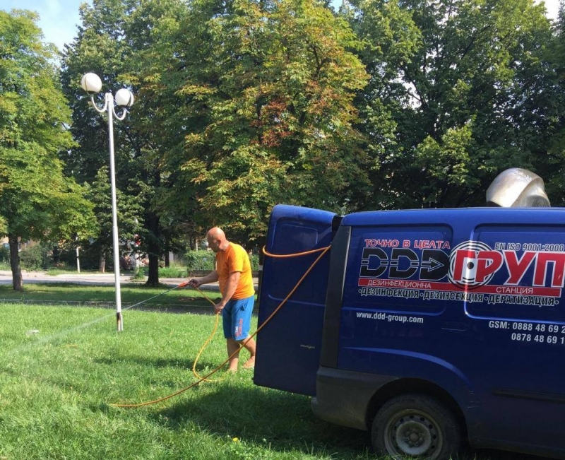 Специализирани екипи започват обработка на тревните площи на територията на