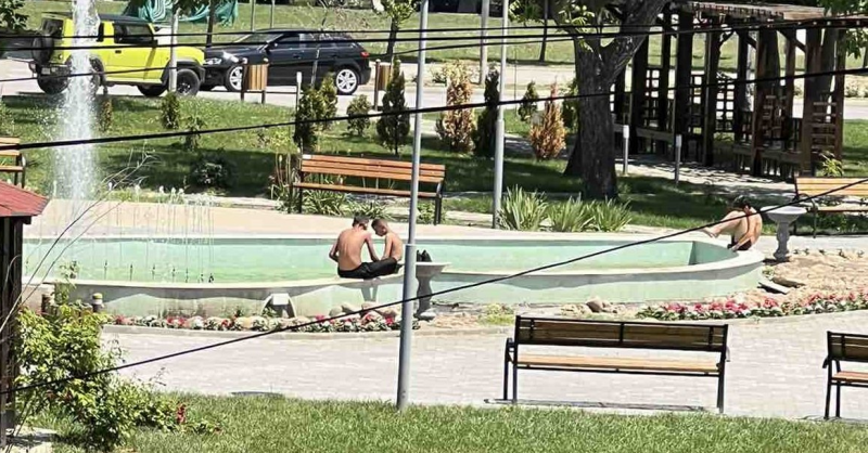 Младежи превърнаха в обществена къпалня шадраван в центъра на Козлодуй