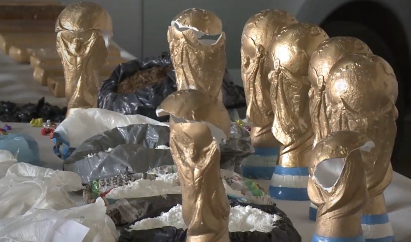 Огромно количество наркотици, скрити във фалшиви трофеи от Световното първенство